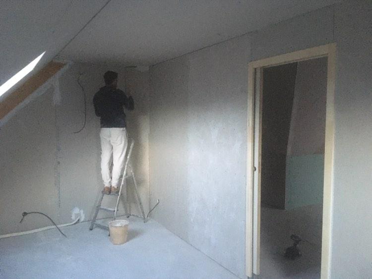 Artisan en train de travailler sur un chantier