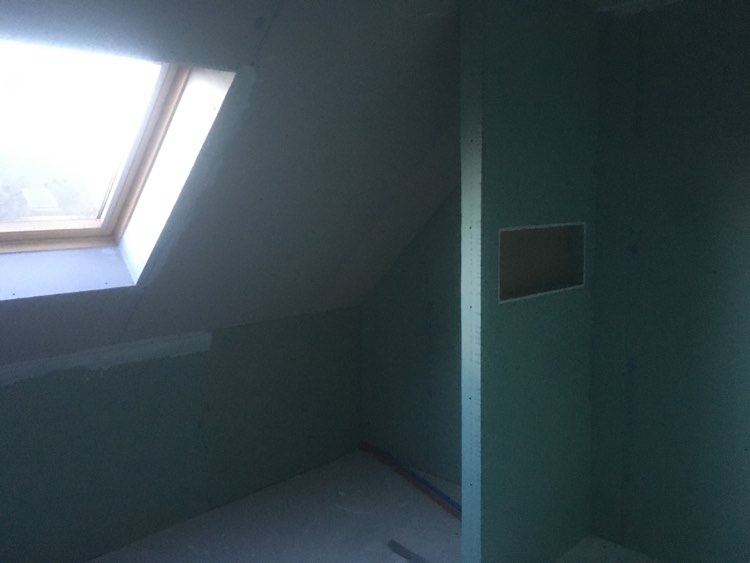 Pièce de salle de bain aménagée en placo